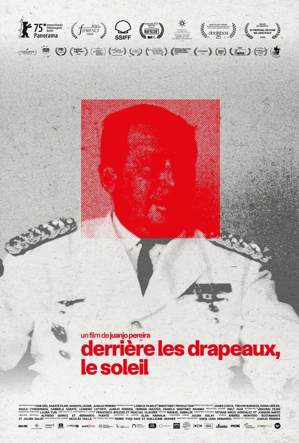 Affiche DERRIERE LES DRAPEAUX LE SOLEIL